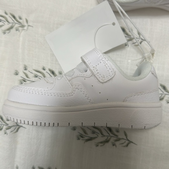 NWT H&M toddler white sneakers - Picture 3 of 5
